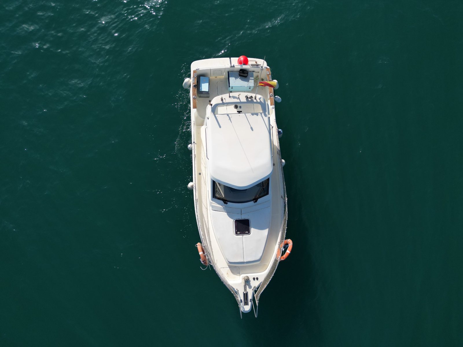Vista aérea del barco de pesca Rodman 870