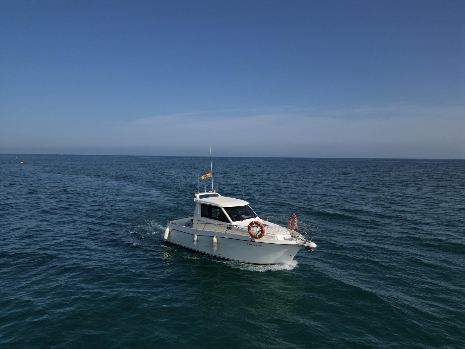 Rodman 870 African navegando frente a la costa de Málaga