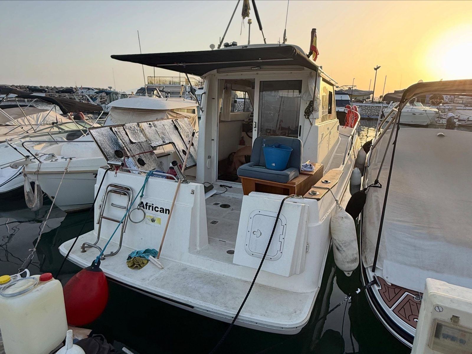 El African amarrado en el puerto al atardecer