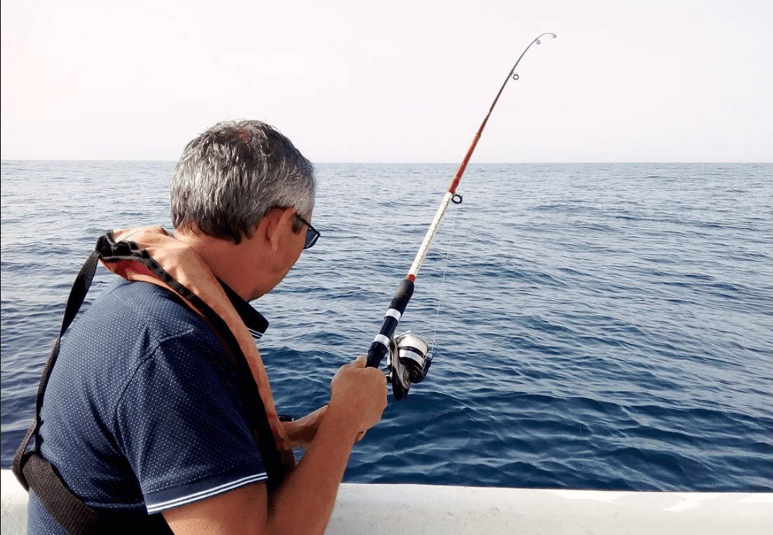 Pescando a caña desde el barco en Málaga