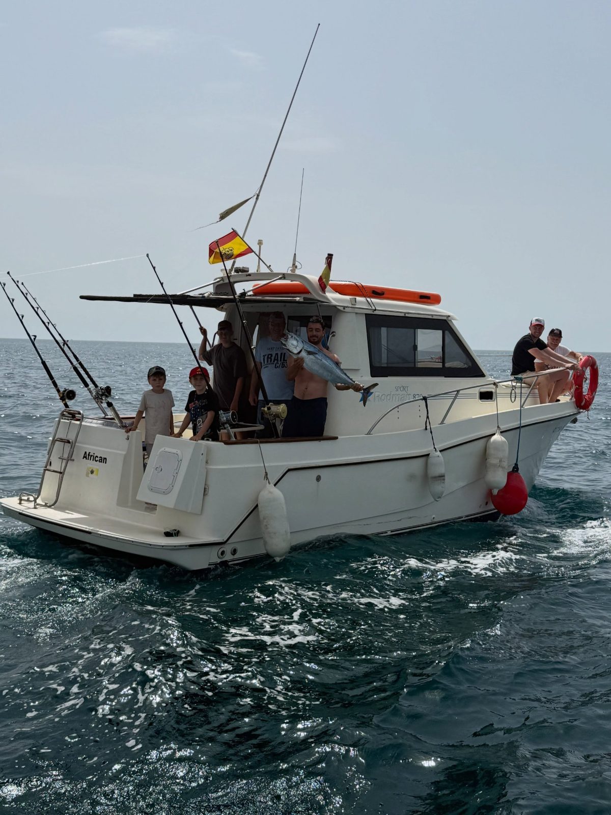 Grupo de pescadores con un atún a bordo del African